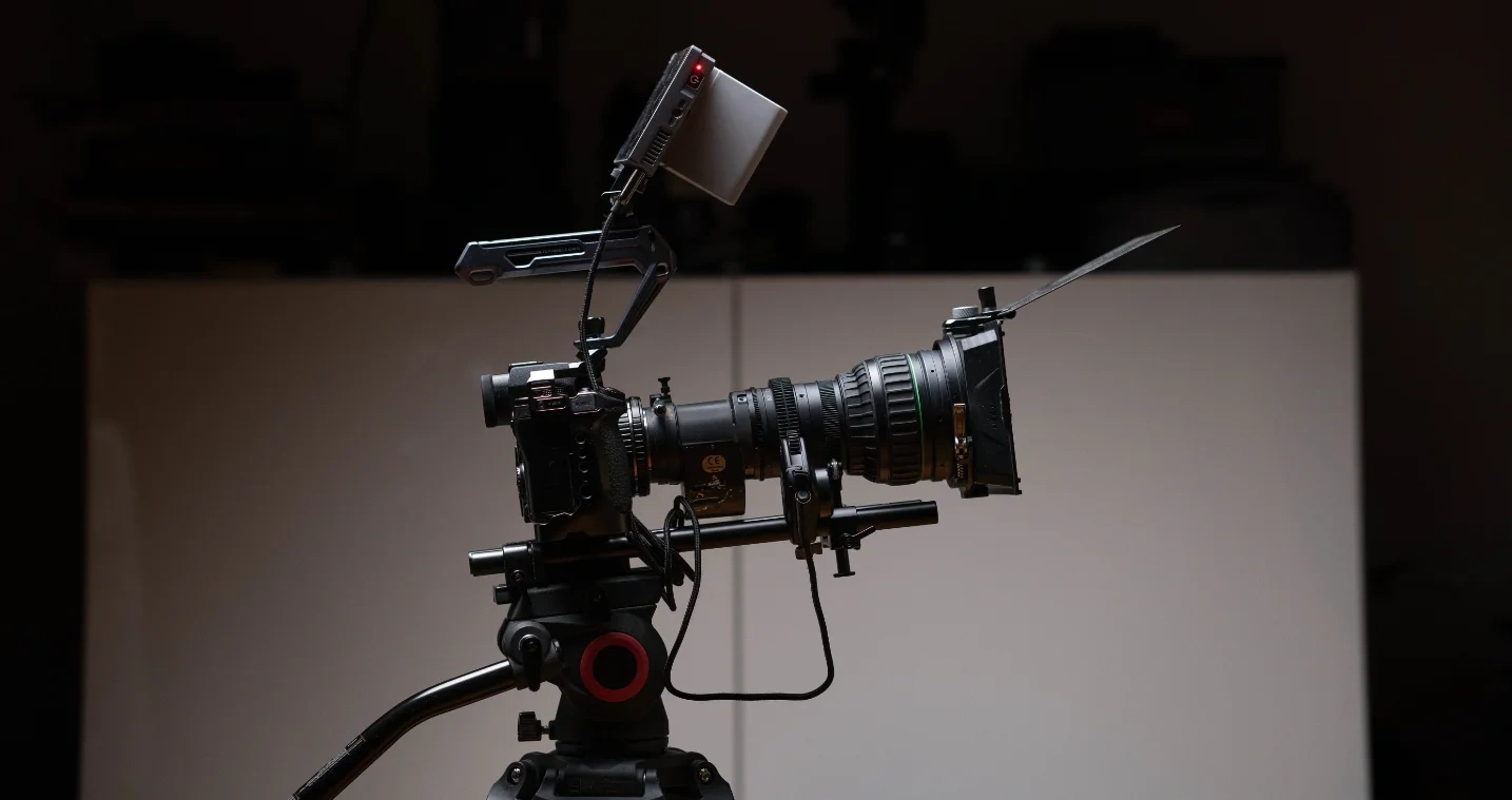 Il rig — S5IIX con broadcast lens e monitor