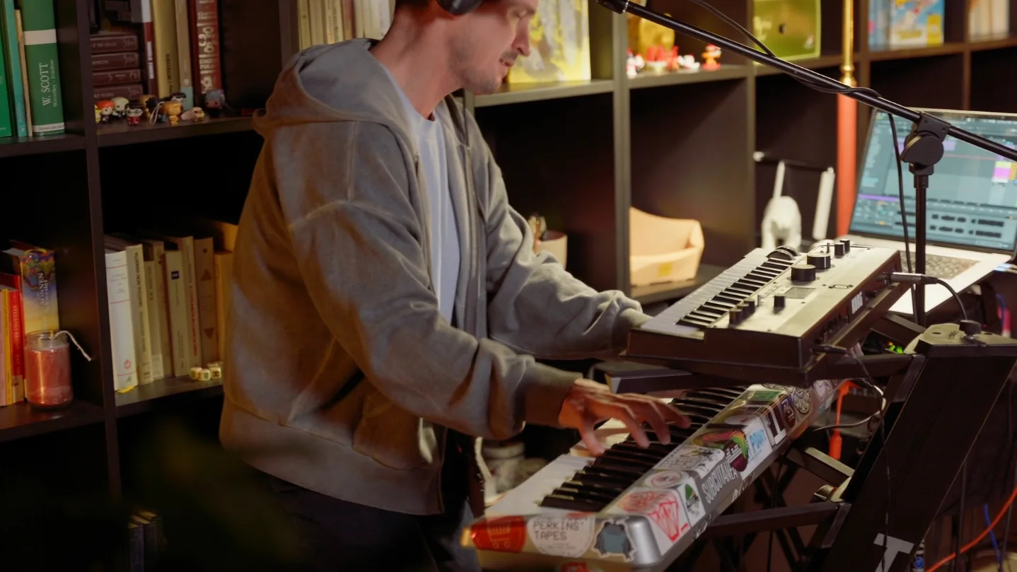Synth e libreria — luce tungsteno